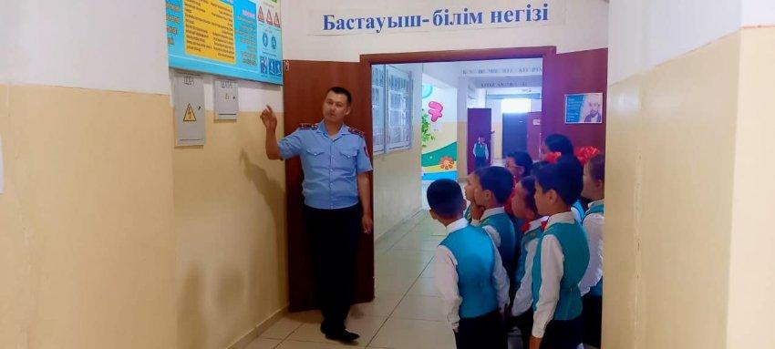 Крыкбаев Еркебулан бастауыш сынып оқушыларына жолда жүру ережелері туралы ақпараттық түсіндірме жұмыстарын жүргізді.