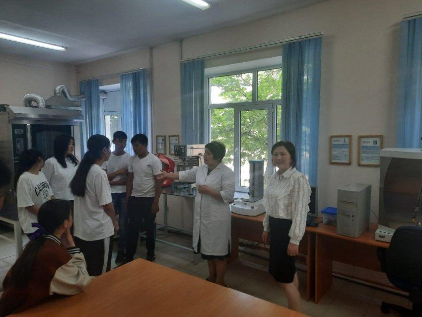 М.Х.Дулати атындағы Тараз өңірлік университетінің 11сынып оқушыларын экскурсия ұйымдастырылды.